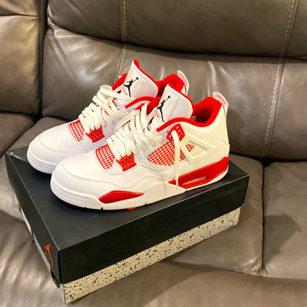 AIR JORDAN 4 RETRO